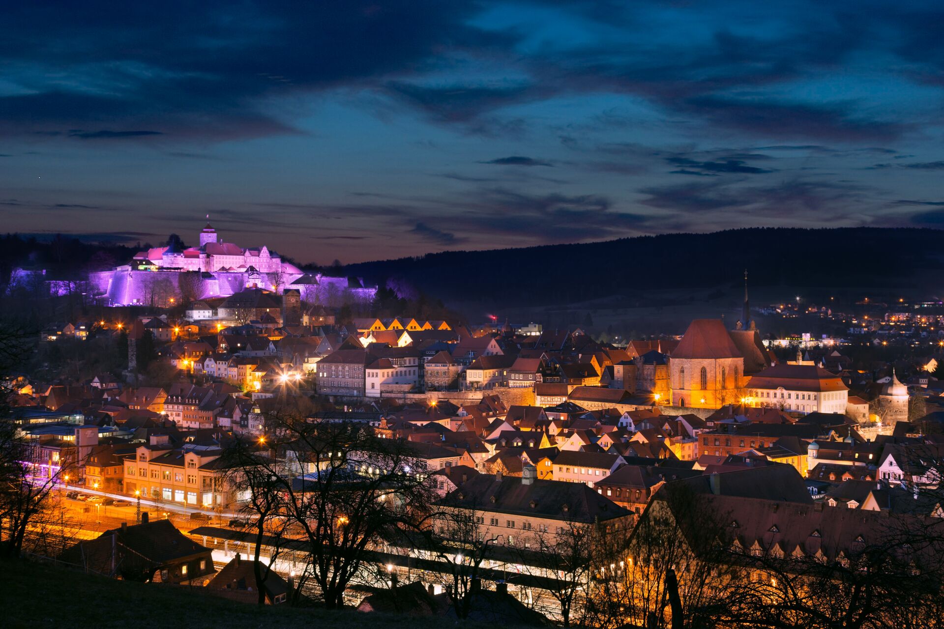 Nächtlicher Blick über eine Stadt, Fokus auf Immobilien