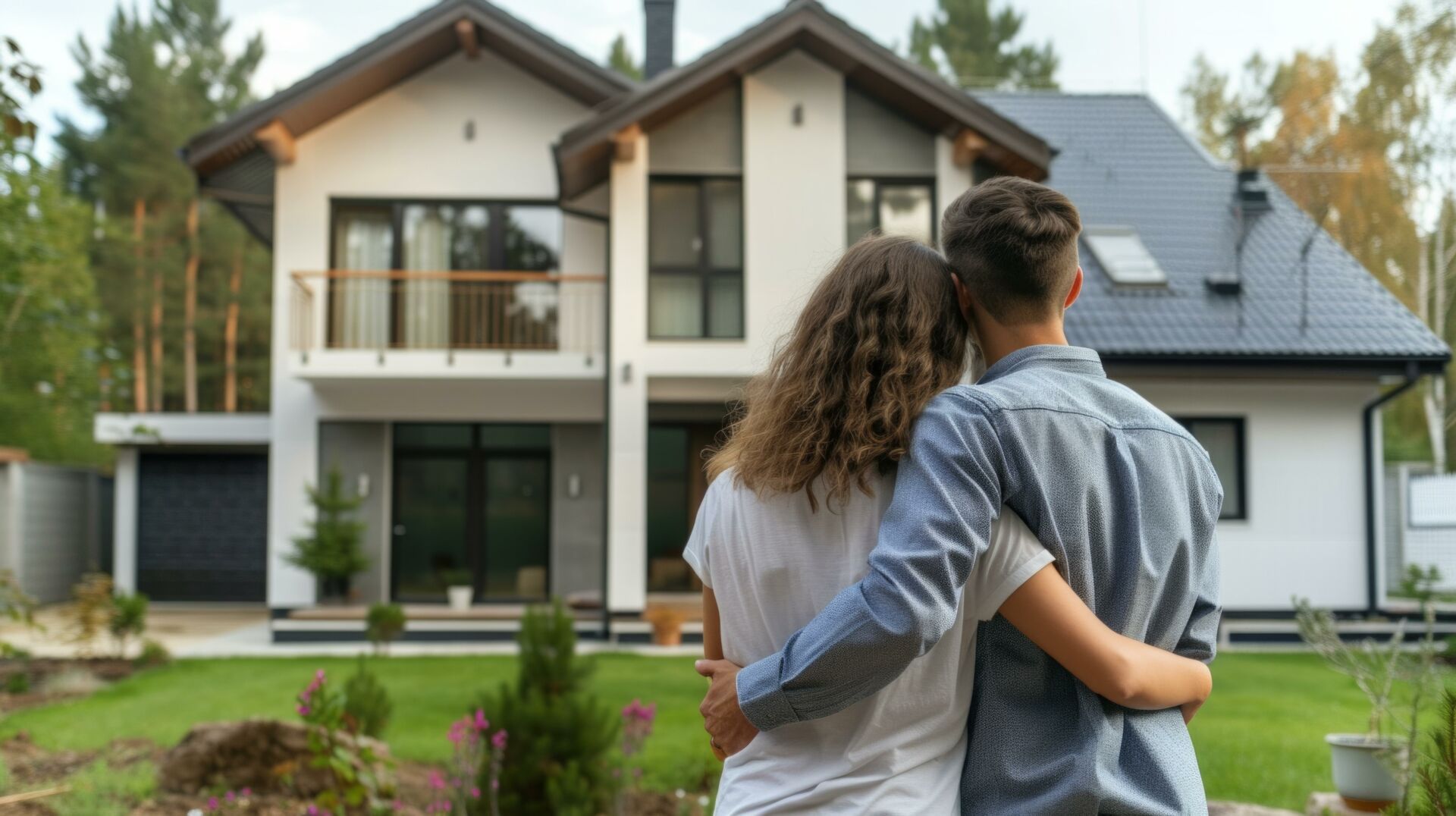 Glückliches Paar betrachtet sein neues Haus, relevant für Immobilienangebote