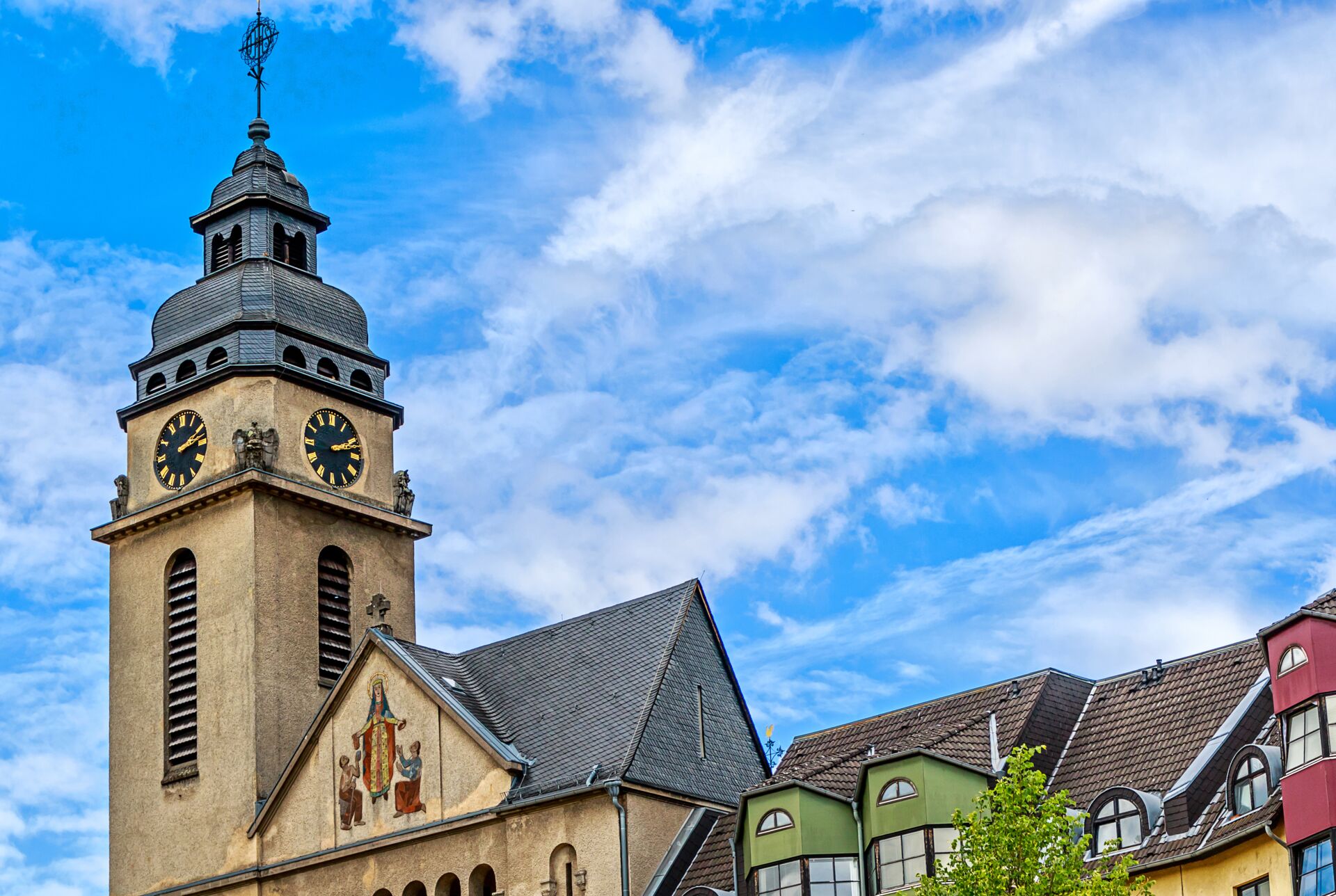 Blick auf eine Stadt mit markanter Kirche, relevant für Immobilienangebote