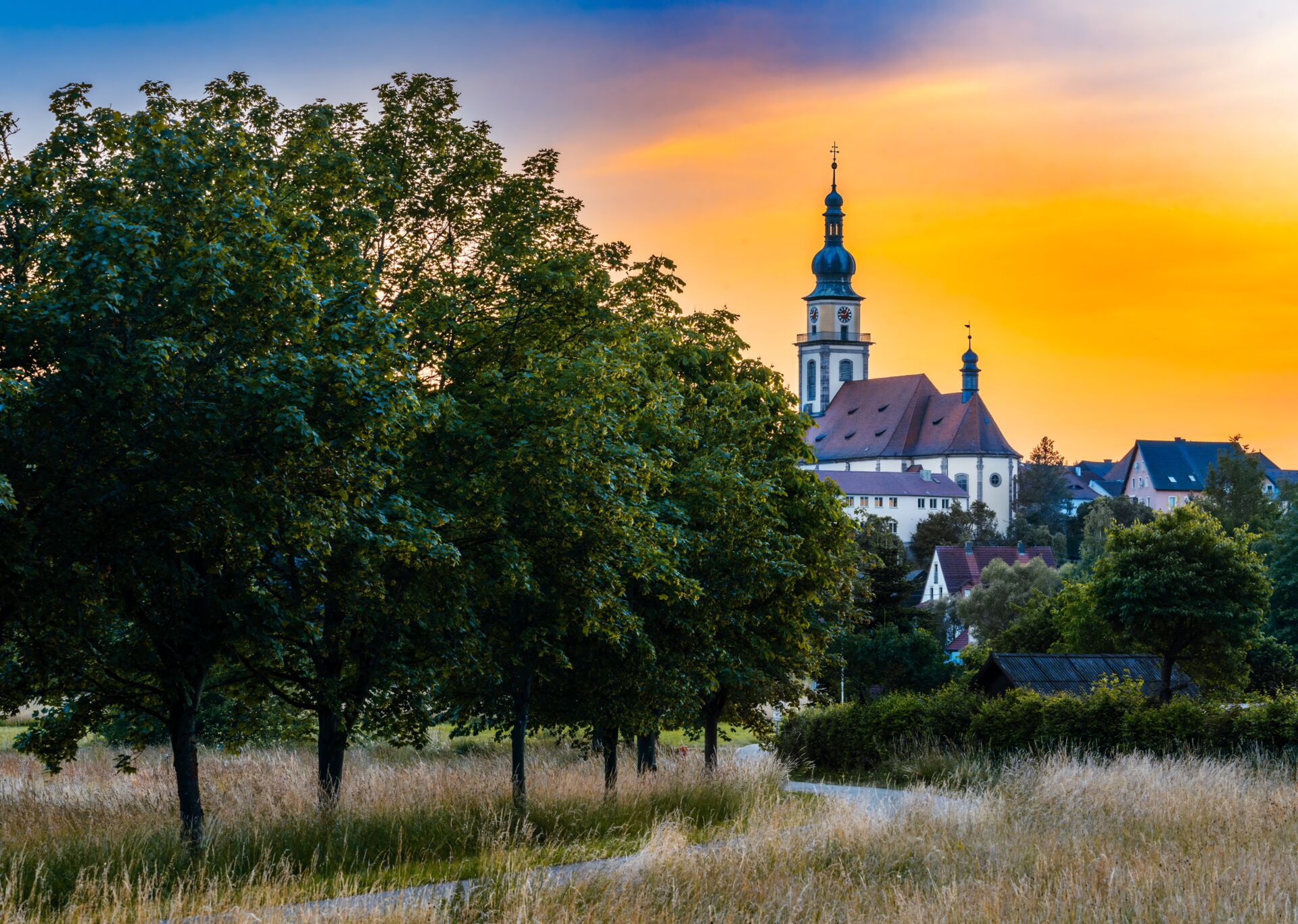 Blick auf eine Ortschaft in der Landschaft, relevant für Immobilienangebote