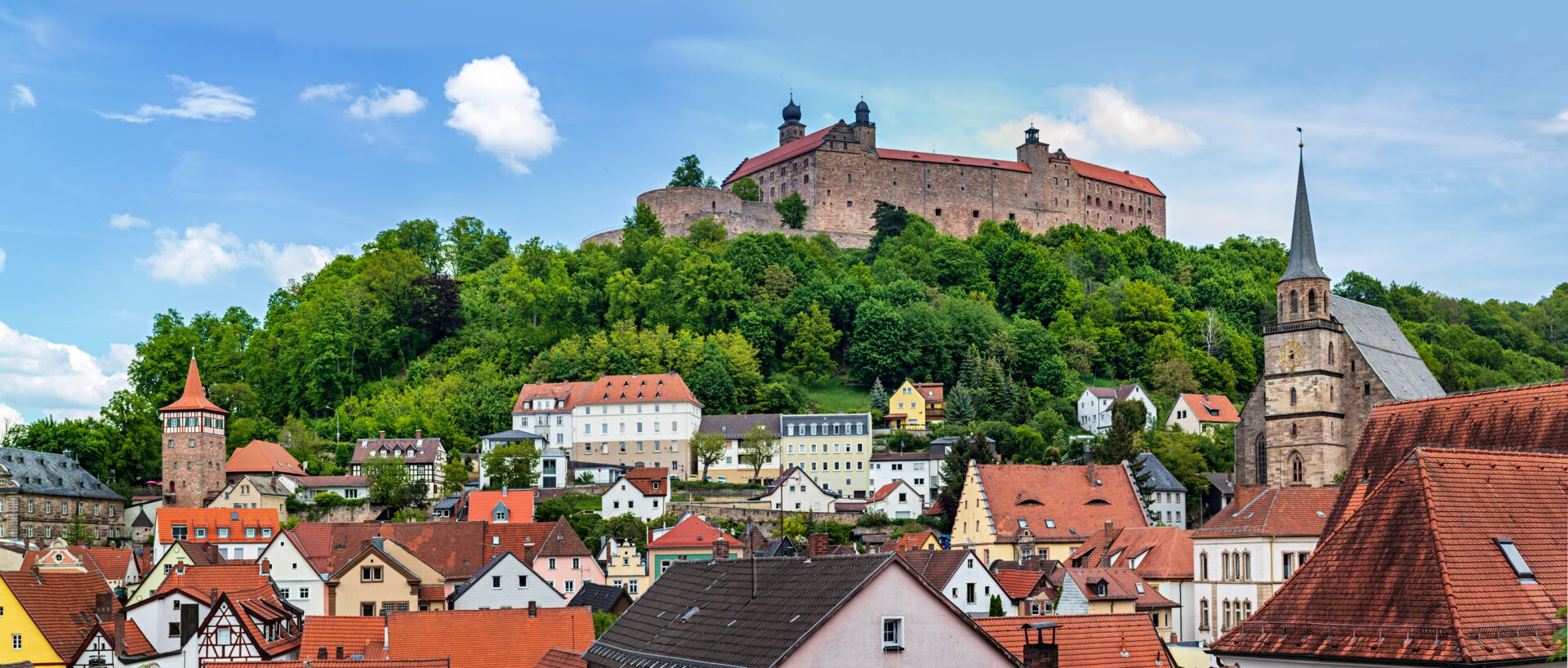 Stadtansicht mit Burg, relevant für Immobilienangebote